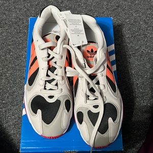 Adidas Sneakers - YUNG 1 W size 9.5 (9 1/2)